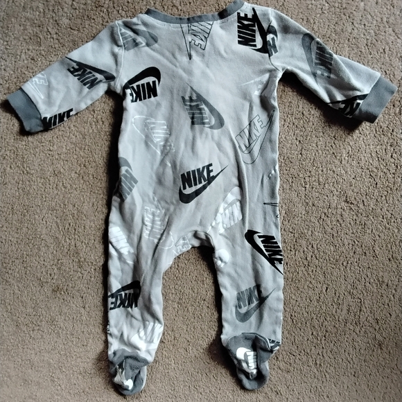 Nike Grey Logo Footed One Piece Sleeper Size 9m Baby - Picture 2 of 3